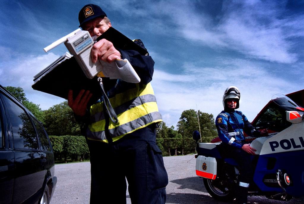 Poliser kontrollerar nykterhet vid en svensk landsväg. De senaste åren har antalet kontroller som polisen utför halverats, något som oroar trafiksäkerhetsorganisationen NTF. (Foto: Chris Maluszynski/ SvD / TT)