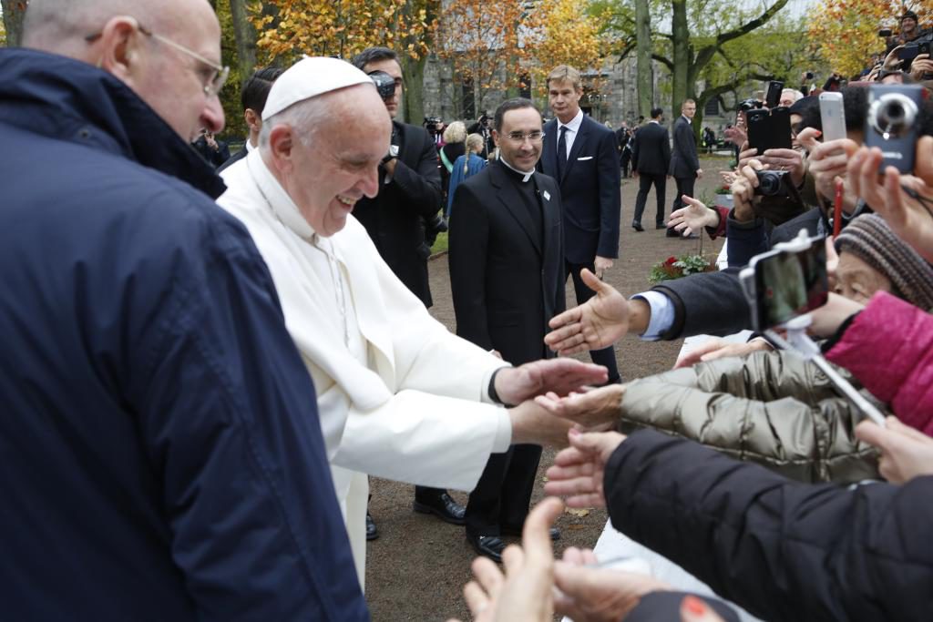 Påven tryckte de församlades händer. (Foto: Drago Prvulovic/TT)