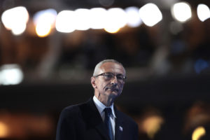 Hillary Clintons kampanjchef John Podesta har fått mail som indikerar att han sitter på information oom UFO. (Foto: Drew Angerer/Getty Images)