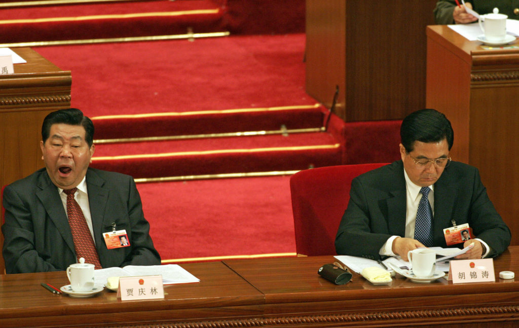 Förre ordföranden för Kinesiska folkets politiskt rådgivande konferens, Jia Qinglin, gäspar. Till höger, förre partiledaren och presidenten Xi Jinping. (Foto: Teh Eng KOON/AFP/Getty Images)