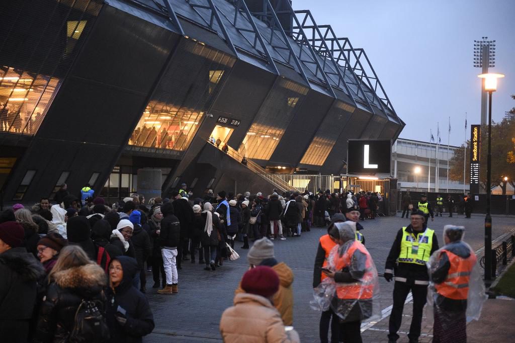 Det var långa köer utanför Swedbank arena flera timmar innan den katolska mässan tog sin början. (Foto: Emil Langvad/TT)