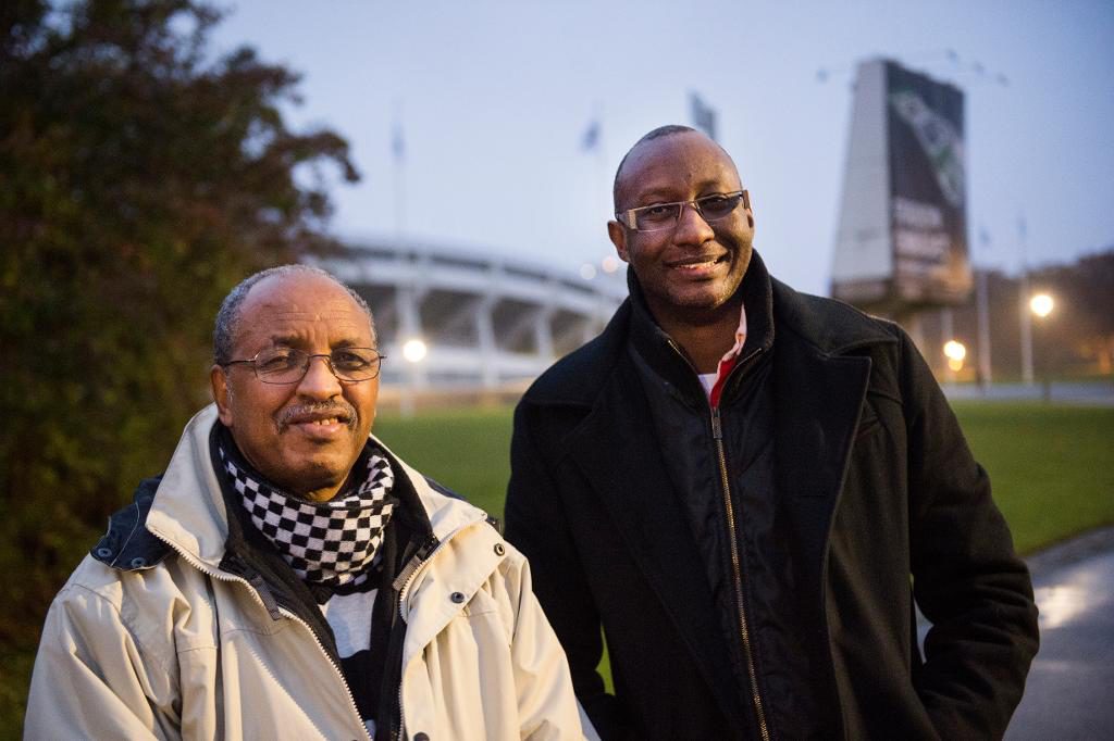 Negas Chafai och Simon Pierre från Norrköping köade utanför stadion i morse. "Det kommer bli en fantastisk upplevelse. Jag har drömt om det hela mitt liv och nu är dagen kommen", sa Chafai inför mässan. (Foto; Emil Langvad/TT)