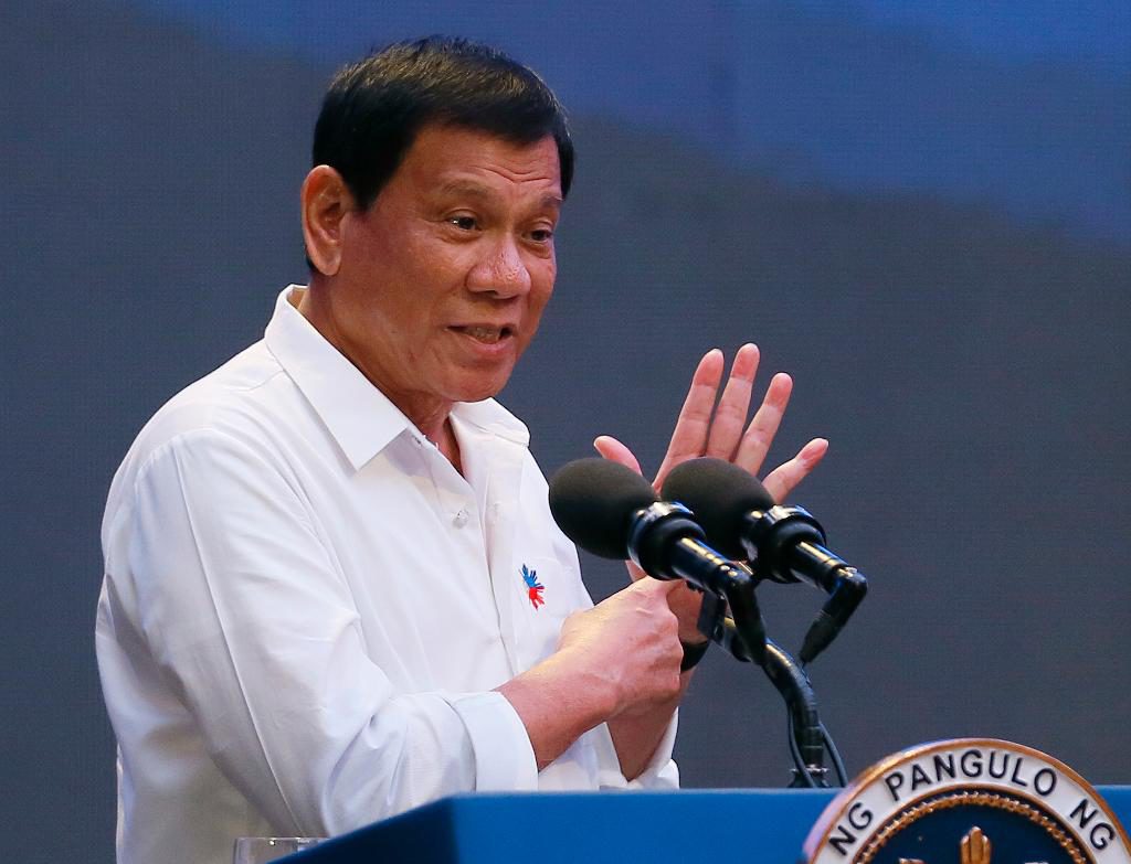 Rodrigo Duterte utropades till president i maj 2016. Han har bland annat lovat satsningar på infrastruktur, mot korruption och en öppnare marknad. (Foto: Bullit Marquez/AP/TT-arkivbild)