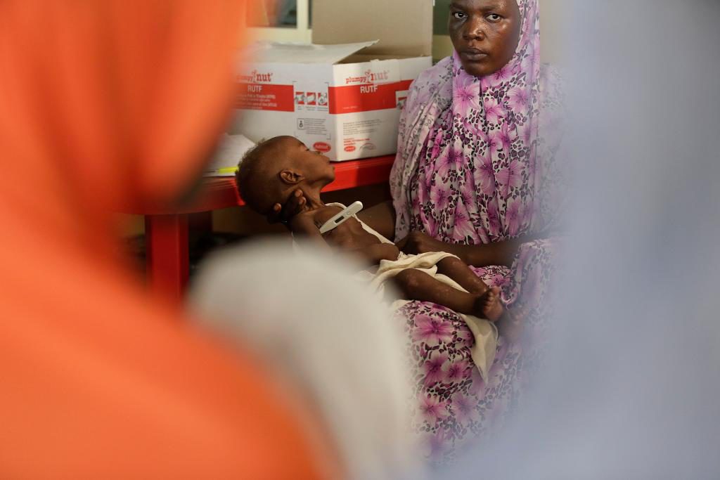 En mamma håller sitt undernärda barn på en klinik i Maiduguri i Nigeria. (Foto: Sunday Alamba/AP/TT)