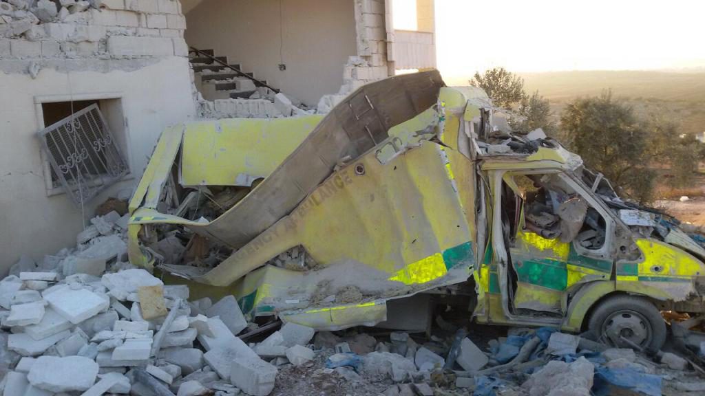 Det grymma kriget i Syrien fortsätter med oförminskad kraft. På bilden en ambulans som har förstörts av flygräder i Idlib, enligt hjälporganisationen Shafak. (Foto: Shafak/AP)