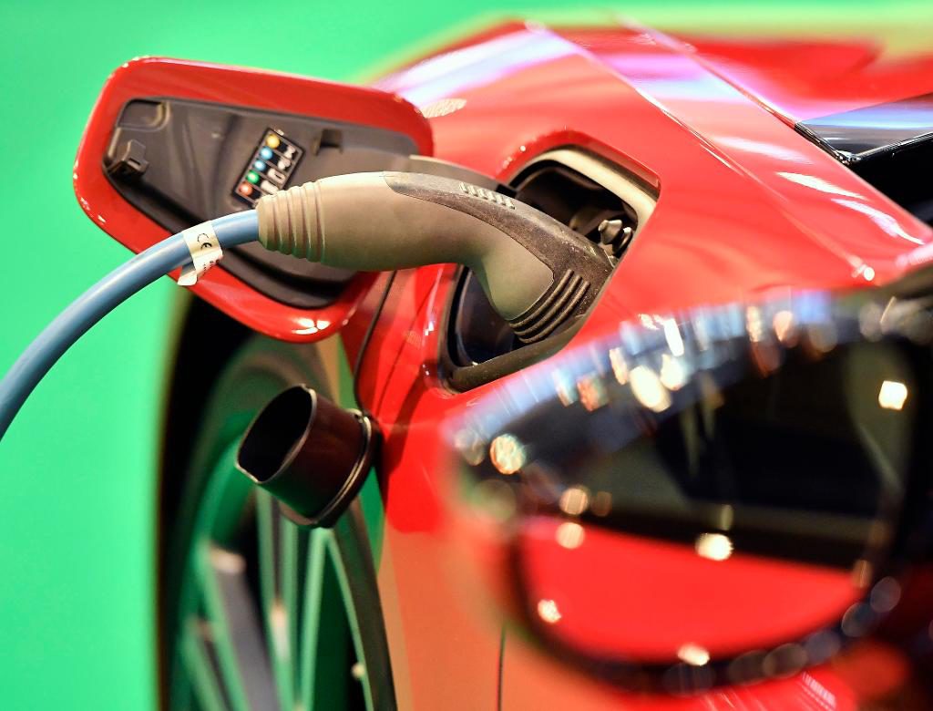 En bil laddas med el. (Foto: Martin Meissner/AP/TT)