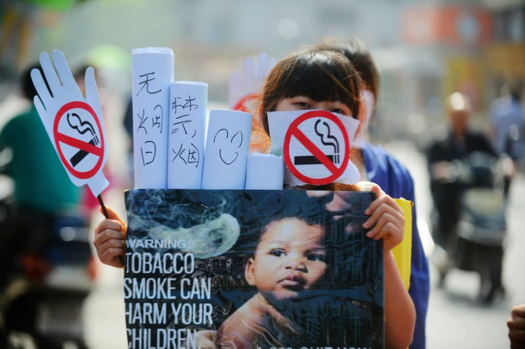 En kinesisk student demonstrerar för att väcka medvetenhet om rökningens faror, i Yangzhou i östra Kina. (Foto: STR/AFP/Getty Images)