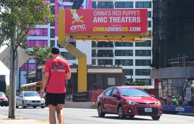 En annonstavla på Sunset Strip i Hollywood från Center for American Security som en del av deras kampanj ”China Owns US”, i augusti 2016. Annonsen sätter ljus på det kommunistiska Kinas växande inflytande över den amerikanska filmindustrin, särskilt AMC Entertainment. (Foto: Frederic J. Brown/AFP/Getty Images)