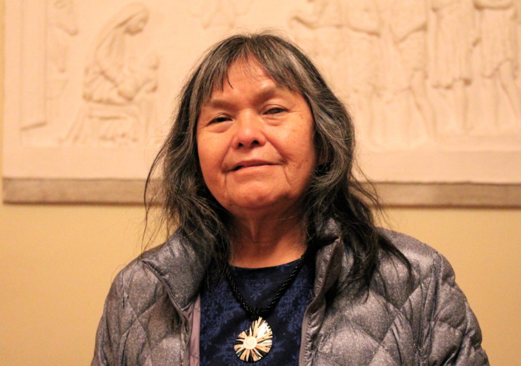 Mona Polack är en av mormödrarna som turnerar runt i världen under namnet 13 indigenous grandmothers. Hon tillhör stamfolken Havasupai, Hopi och Tewu som bor i Grand Canyon, Arizona. Nyligen talade hon i Stockholm, bland annat om situationen i North Dakota. (Foto: Susanne W Lamm)