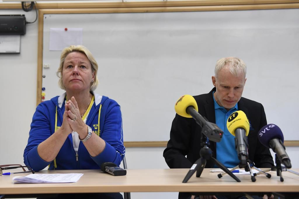 Simlandslagets förbundskapten Ulrika Sandmark (tv) och sportchefen Henrik Forsberg. (Foto: Jessica Gow/TT)