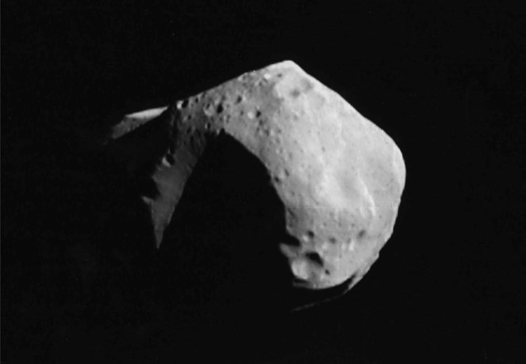 Snart en gruva? Det finns tusentals asteroider med en omloppsbana som ligger nära jorden. Här är en av dem, Mathilde. Den är dock med sin diameter på omkring 50 kilometer betydligt större än stenbumlingarna som är aktuella för gruvdrift. (Foto: Nasa)