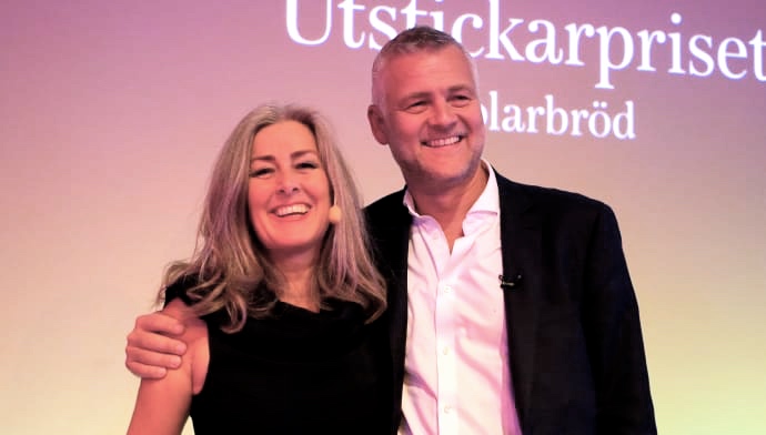 Polly Higgins donerade pengarna från Utstickarpriset till Johan Öberg, advokat i Boliden-fallet. Båda kom till prisutdelningen på Scenkonstmuseet i Stockholm den 10 november 2016.(Foto: Martin Hedberg)