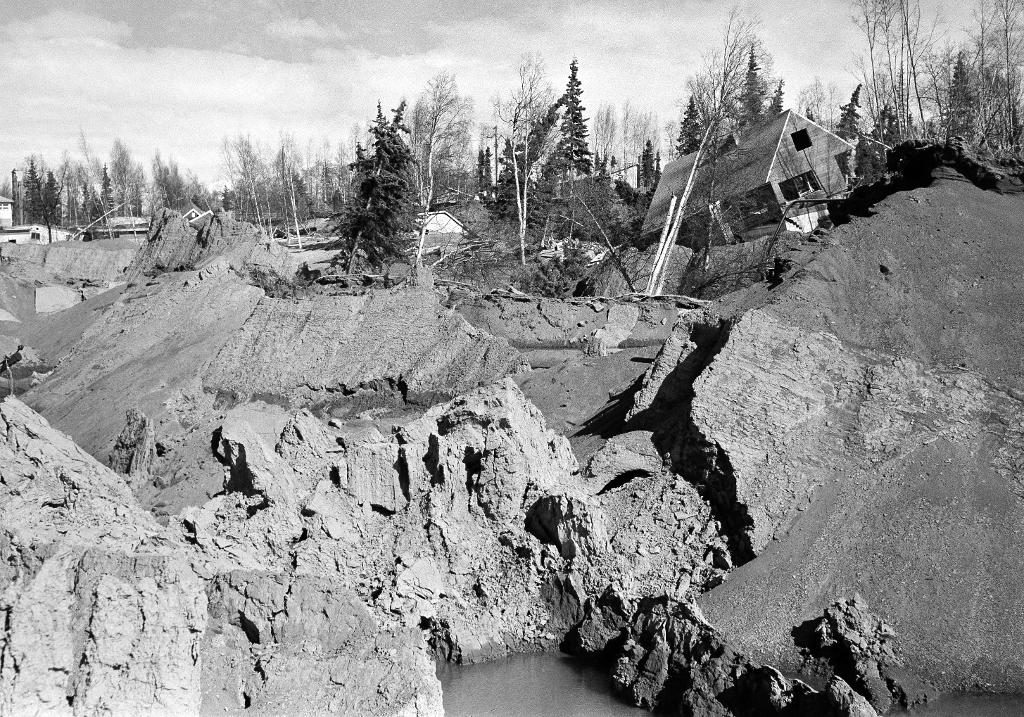1964 drabbades Alaska av ett jordskalv med magnituden 9,2. På bilden syns förödelsen vid L Street in Anchorage. (Foto: AP/TT-arkivbild)