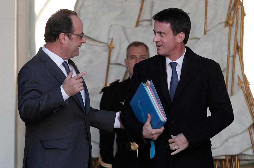 President François Hollande, till vänster, med Manuel Valls, som nu pekas ut som favorit i de franska socialisternas primärval. (Foto: Christophe Ena/AP/TT-arkivbild)