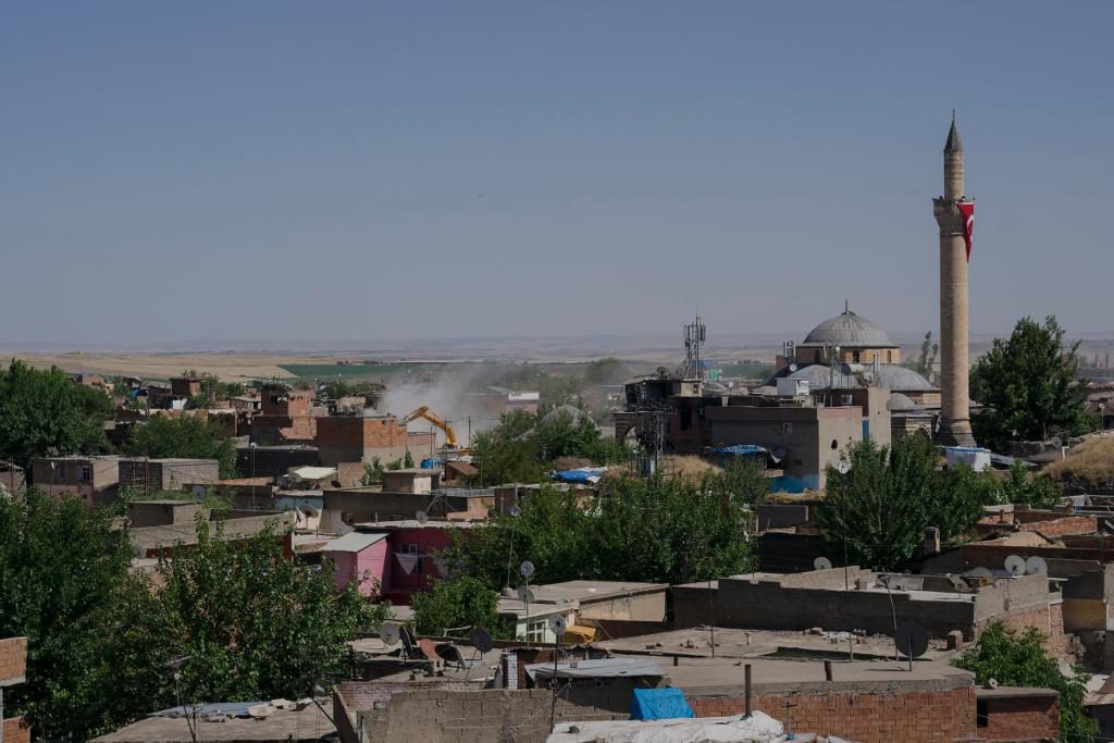 Många hem i Sur i Diyarbakir i sydöstra Turkiet har rivits eller förstörts av beskjutning. Det finns inte mycket att återvända hem till. (Foto: Guy Martin /Panos/Amnesty/TT)