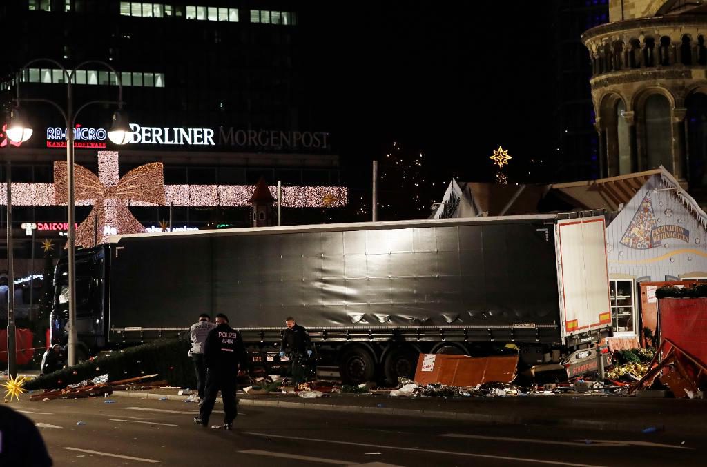 Polisen arbetar vid lastbilen som rammade julmarknaden i Berlin. (Foto: Michael Sohn/AP/TT)