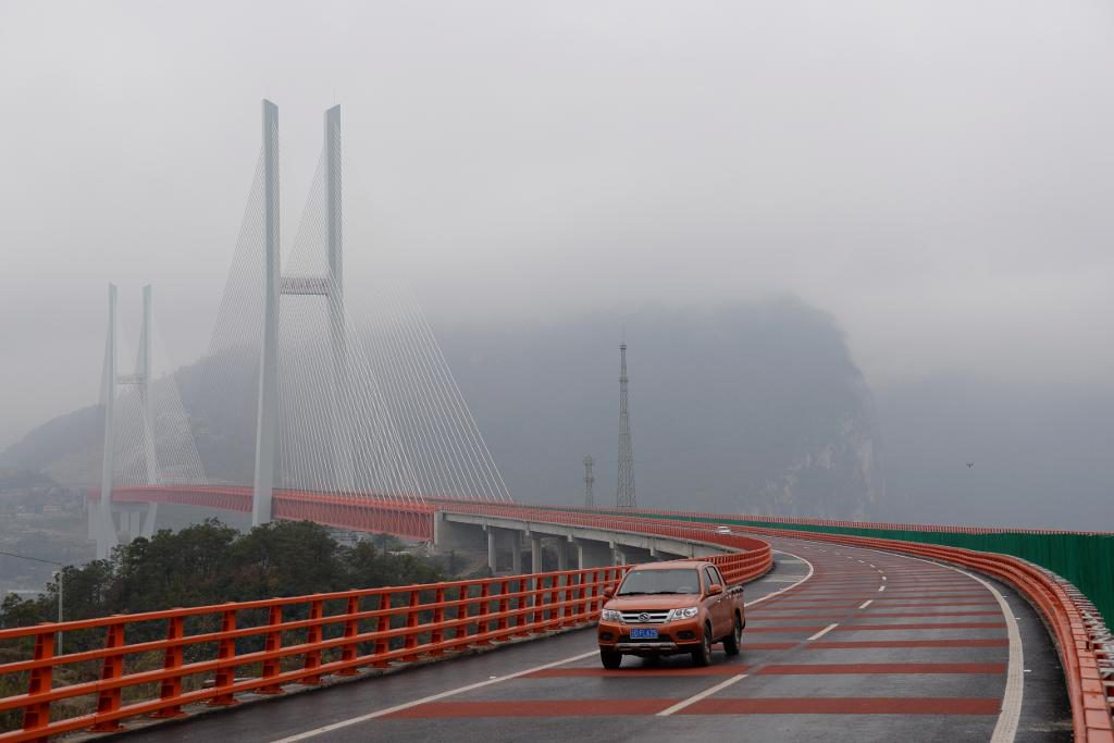 En bil kör över den färdigbyggda Beipanjiang-bron. (Foto: Pu Chao/Nya Kina/AP/TT)