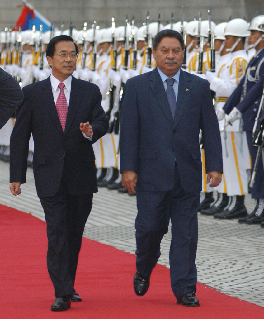 Taiwans och São Tomé och Príncipes dåvarande presidenter Fradique Bandeira Melo de Menezes och Chen Shui-bian i Taipei 2005. (Foto: Patrick Lin/AFP/Getty Images)