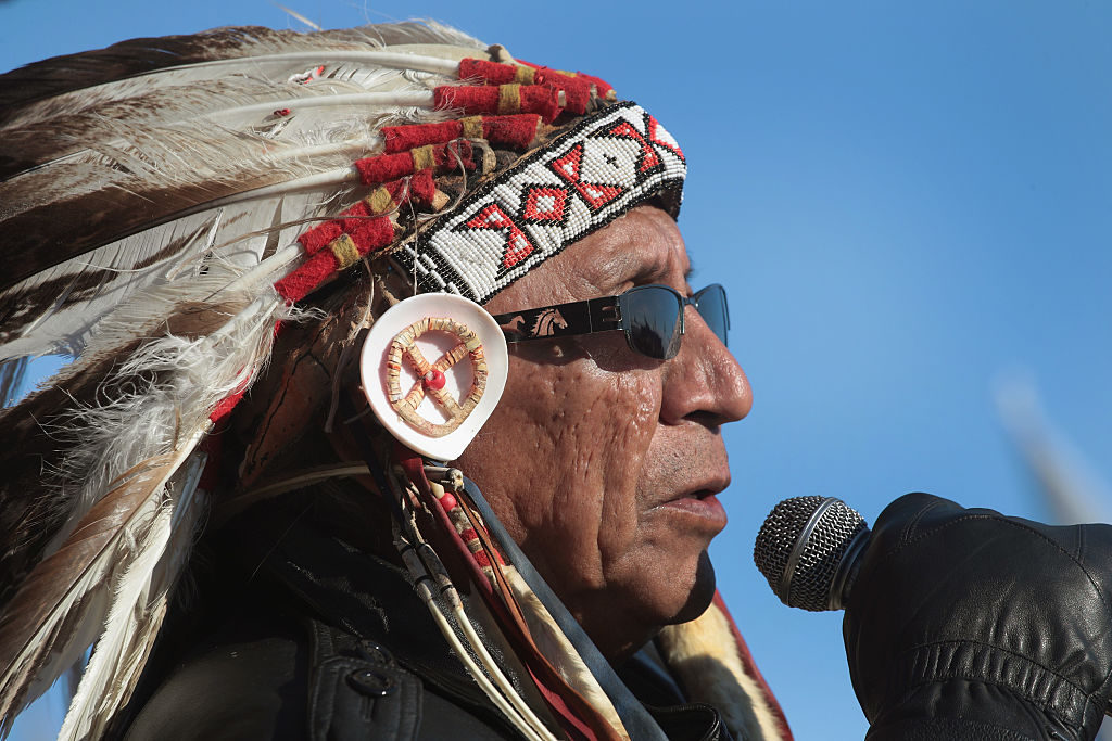 Hövding Arvol Looking Horse of the Lakota/Dakota/Nakota Nation talar under en ceremoni i lägret Oceti Sakowin i utkanten av reservatet Standing Rock. Ursprungsbefolkningar och aktivister har bott i lägret flera månader för att försöka stoppa byggandet av en oljeledning genom reservatet. (Foto: Scott Olson/Getty Image) 