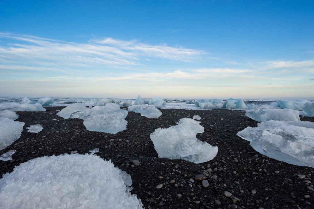 När marken värms upp blir organismerna som bryter ner organiskt kol mer aktiva, och utsläppen av kol ökar. Detta skyndar på klimatförändringarna på ett sätt man inte räknat med. (Foto: Jeremy Goldberg/Unsplash)