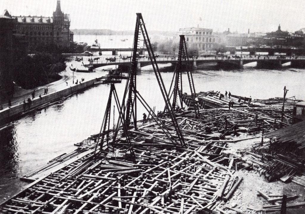 Riksdagshuset i Stockholm, grundläggningen 1898. Under grundläggningsarbetena bortschaktades 37 000 kubikmeter massor och för grundläggningen användes över 9 000 ekpålar. (Foto: Allmän egendom)