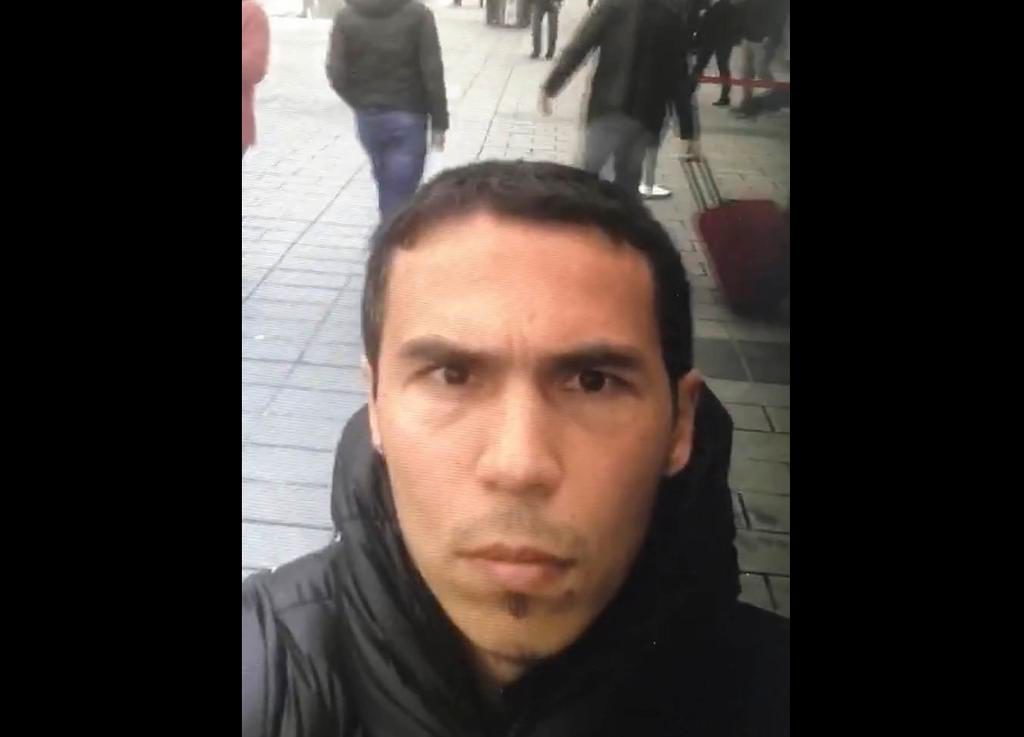 Den tydligaste bilden av den misstänkta gärningsmannen som myndigheterna släppt tros vara tagen från en video som han själv gjort före attacken. (Foto: Dogan/AP/TT)