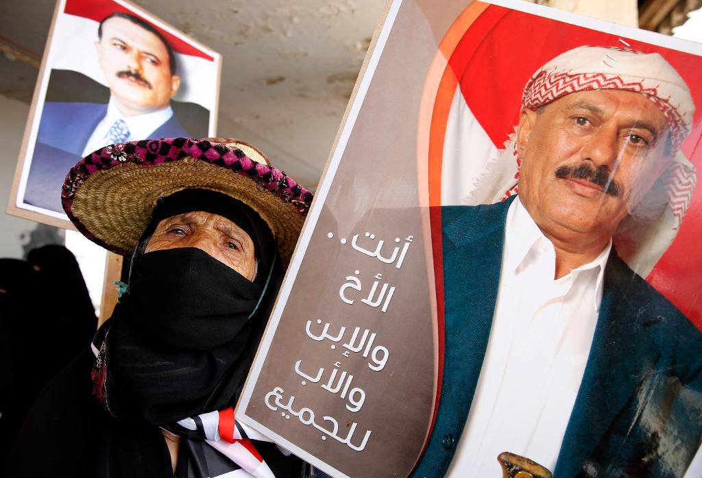 En anhängare till Ali Abdullah Saleh, vars popularitet är fortsatt stor i delar av Jemen. (Foto: Hani Mohammed/AP/TT-arkivbild)