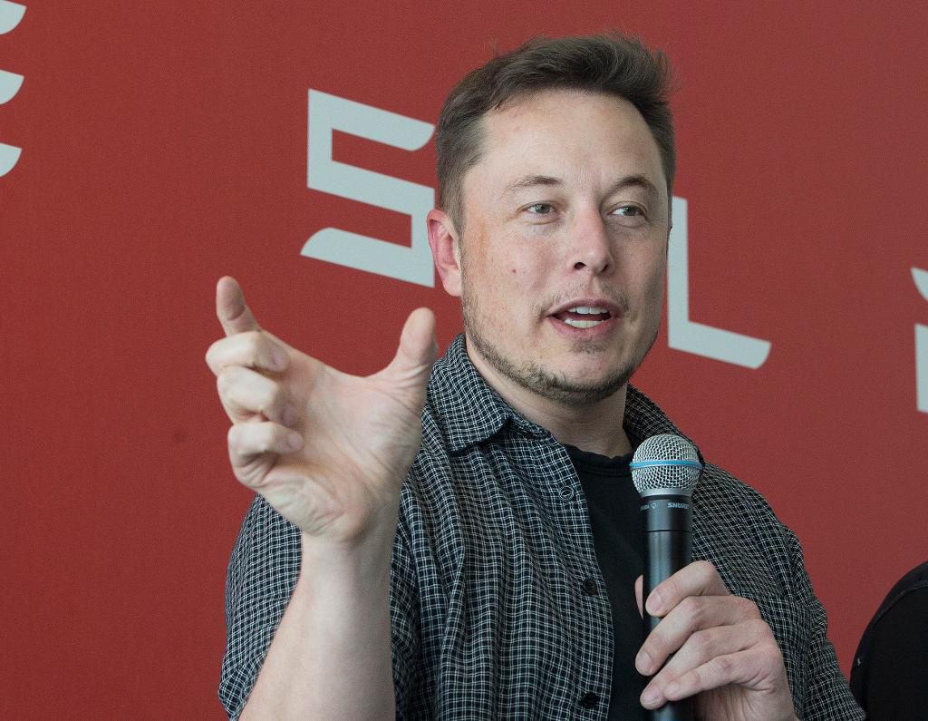 Teslas vd Elon Musk vid den förra visningen av den då inte färdiga gigafabriken, i slutet av juli förra året. (Foto: Rich Pedroncelli/AP/TT)