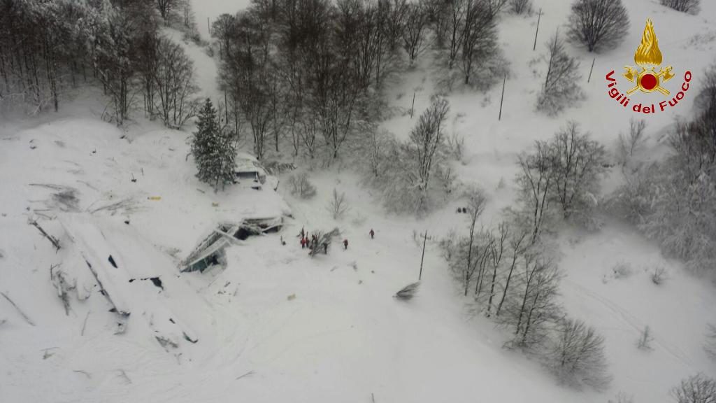 En flygbild av de snötäckta resterna av Hotel Rigopiano i Farindola. (Foto: AP/TT)