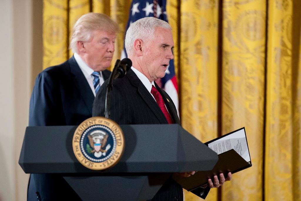 USA:s president Donald Trump och vicepresident Mike Pence i Vita huset i helgen. (Foto: Andrew Harnik/AP/TT)