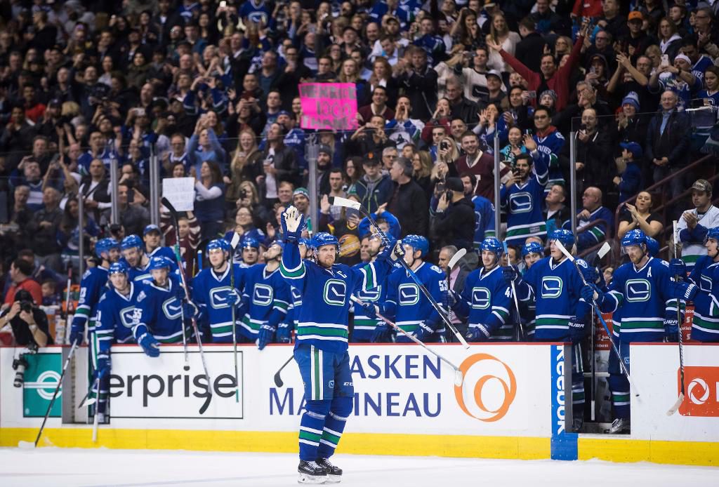 Henrik Sedin fick en stående ovation av sina lagkamrater efter att ha gjort sin tusende NHL-poäng. (Foto: Darryl Dyck/AP/TT)