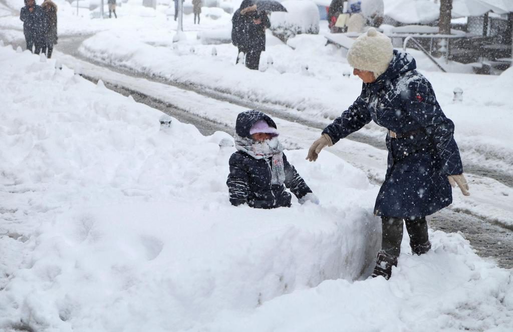 Barnen uppskattar i alla fall snön i Istanbul - till skillnad från ett otal frustrerade trafikanter. (Foto:  Mike Gorder/AP)