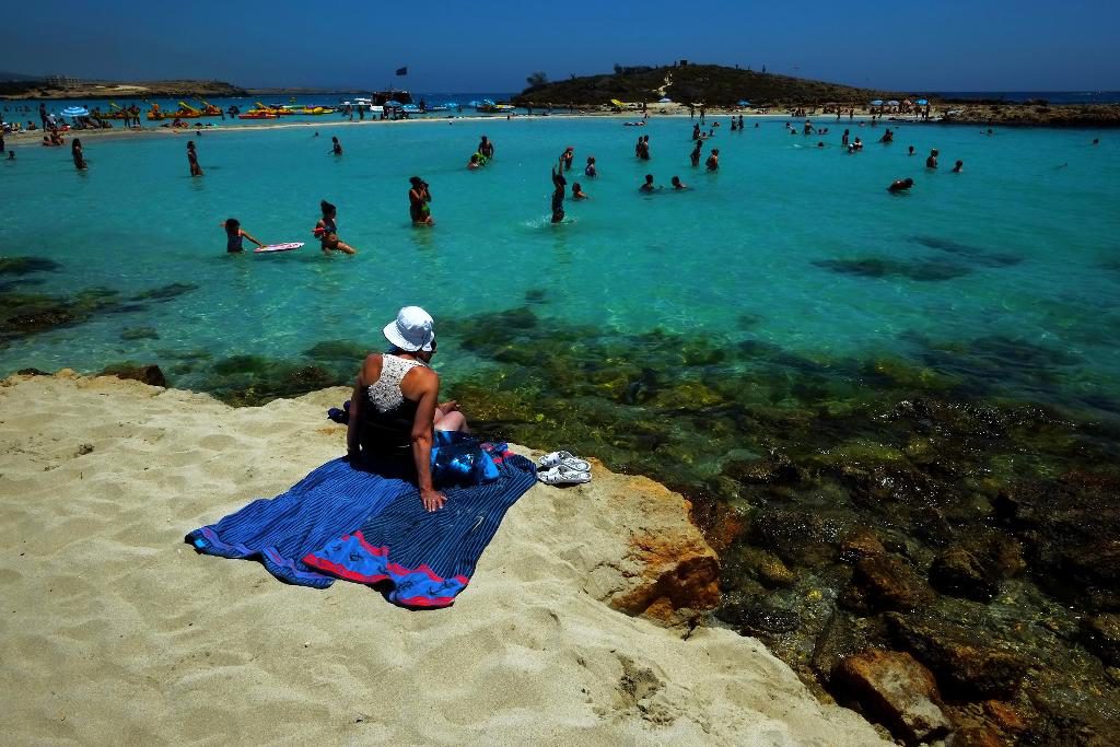 Ser mysigt ut - men har du råd? Stranden Nissi vid Cyperns Ayia Napa. Arkivbild. (Foto: Petros Karadjias)