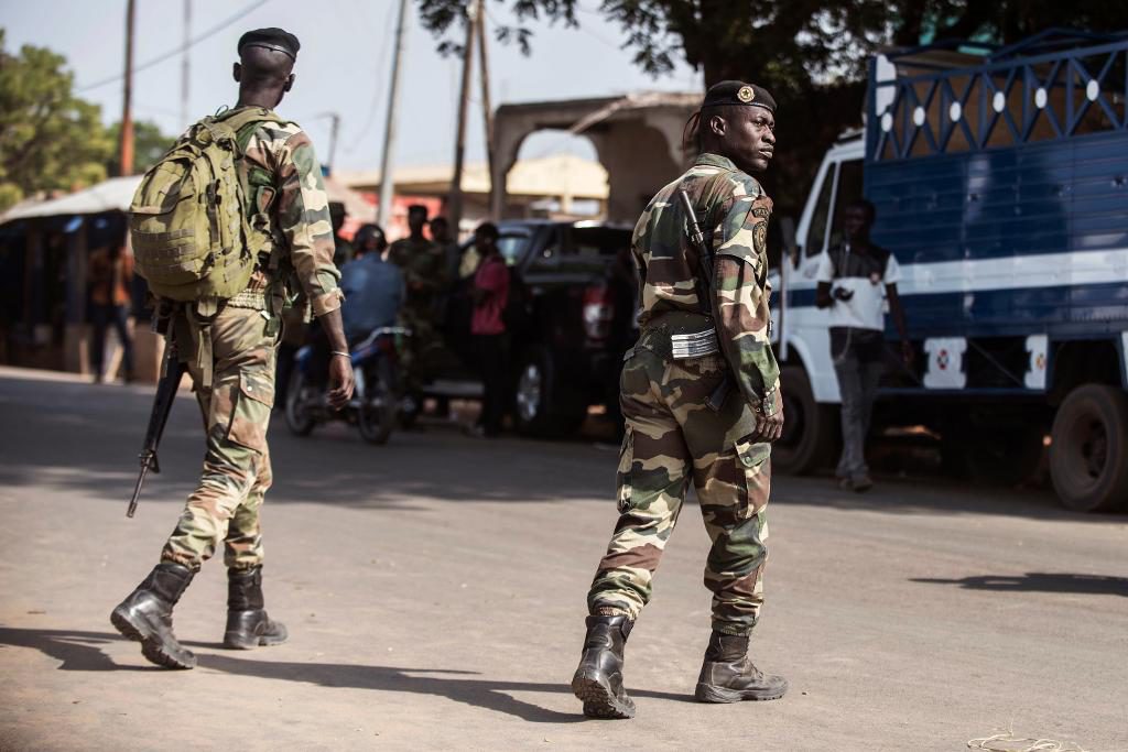 Senegalisk militär vid gränsen till Gambia i Karang. (Foto: Sylvain Cherkaoui)