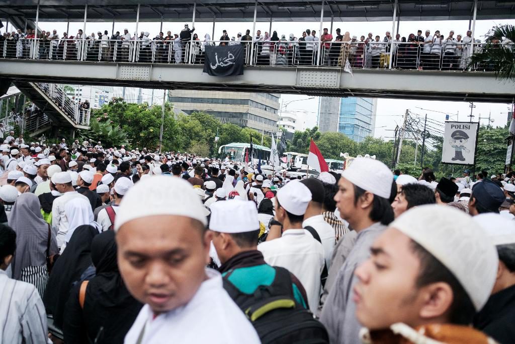 Tusentals muslimer demonstrerar i centrala Jakarta och kräver att muslimer ska rösta på muslimer i Jakartas guvernörsval.  Foto: Vilhelm Stokstad/TT
