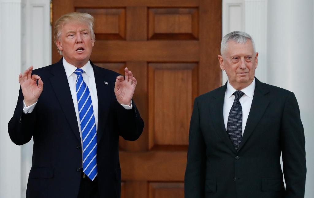 USA:s försvarsminister James Mattis (t h) med den amerikanske presidenten Donald Trump.   Foto: Carolyn Kaster/AP/TT-arkivbild