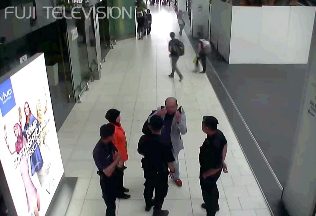 En bild från övervakningsvideon som sägs visa attacken mot Kim Jong-Nam på flygplatsen i Kuala Lumpur.  Foto: AP/TT