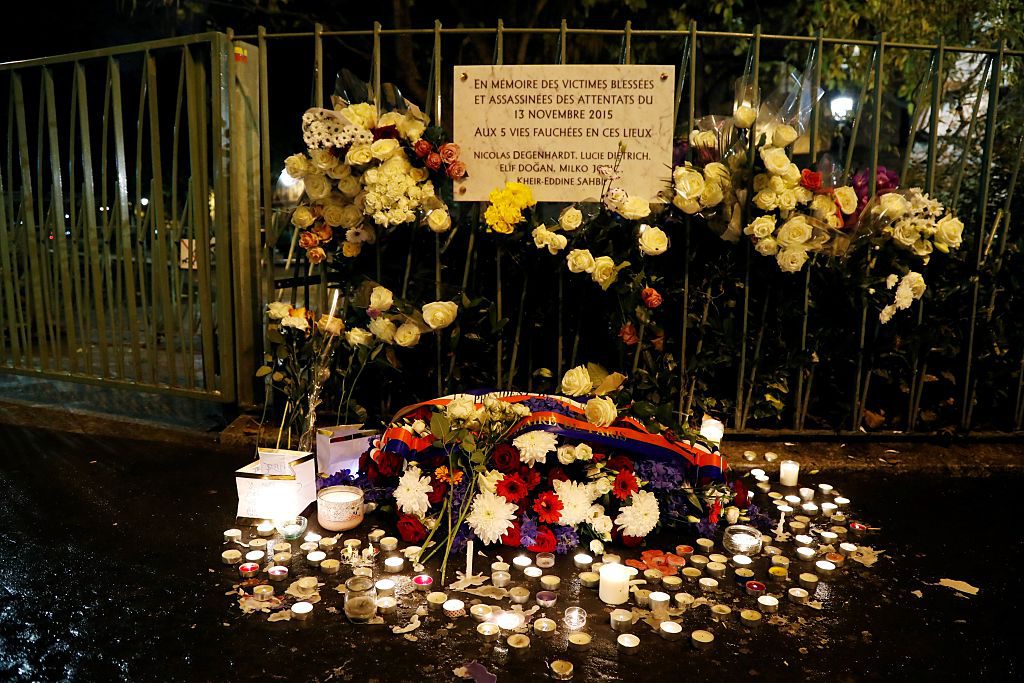 Frankrike har drabbats hårt av terroristattacker de senaste åren. Bilden är tagen på årsdagen av den stora terroristattacken när självmordsbombare och skyttar från terrorgruppen IS, (Islamiska Staten)130 dödade människor den 13 november 2015. Foto: Francois Guillot/AFP/Getty Images. 