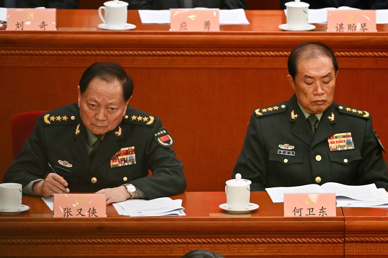 He Weidong, andre vice ordförande för centrala militärkommissionen, och  Zhang Youxia, förste vice ordförande i centrala militärkommissionen. He har inte setts till offentligt sedan den 11 mars. PEDRO PARDO/AFP via Getty Images