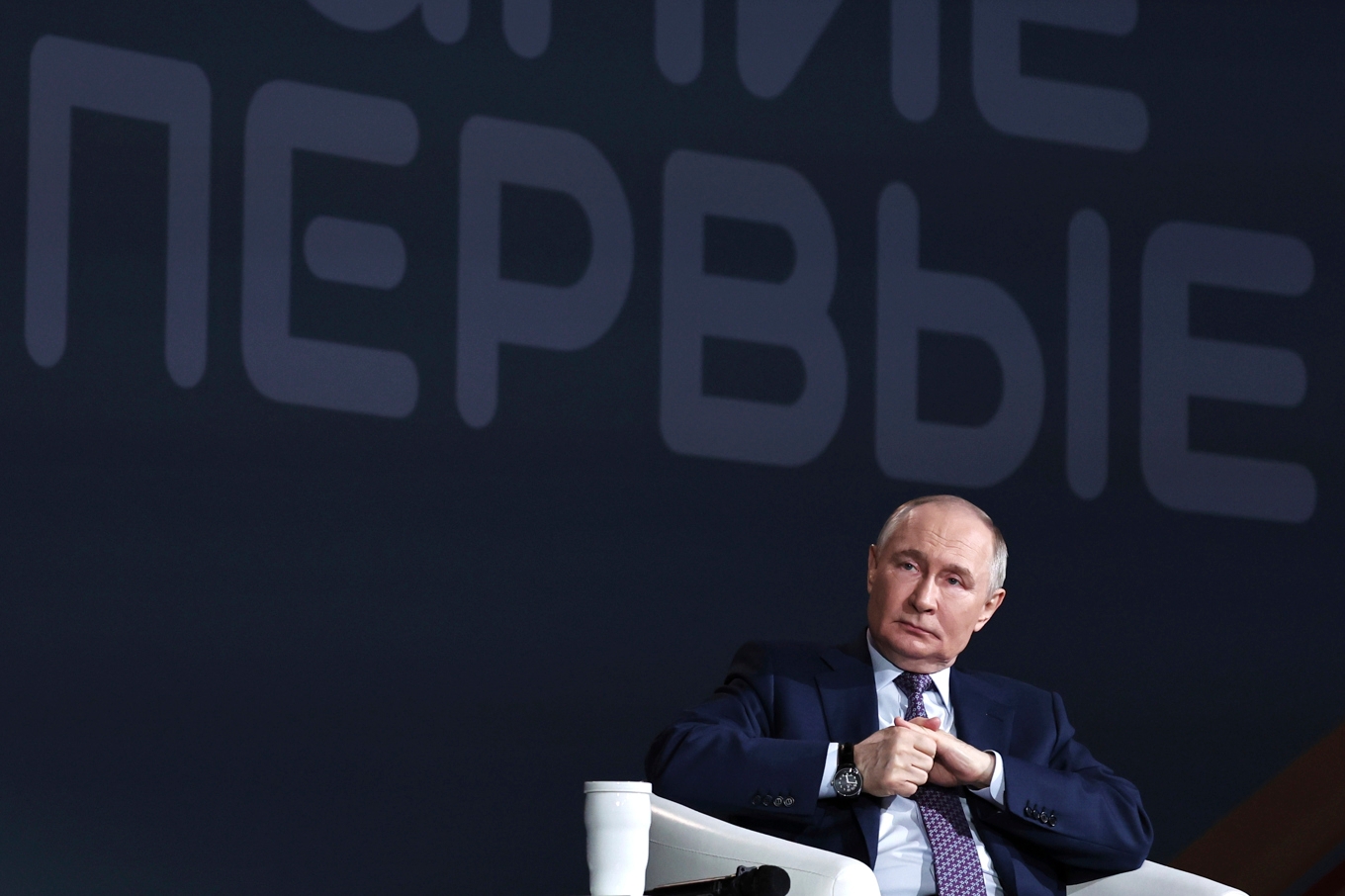 Rysslands president Vladimir Putin på scenen vid en konferens i Moskva den 30 april. Foto: Alexander Kazakov/Sputnik/Kreml/poolfoto via AP/TT