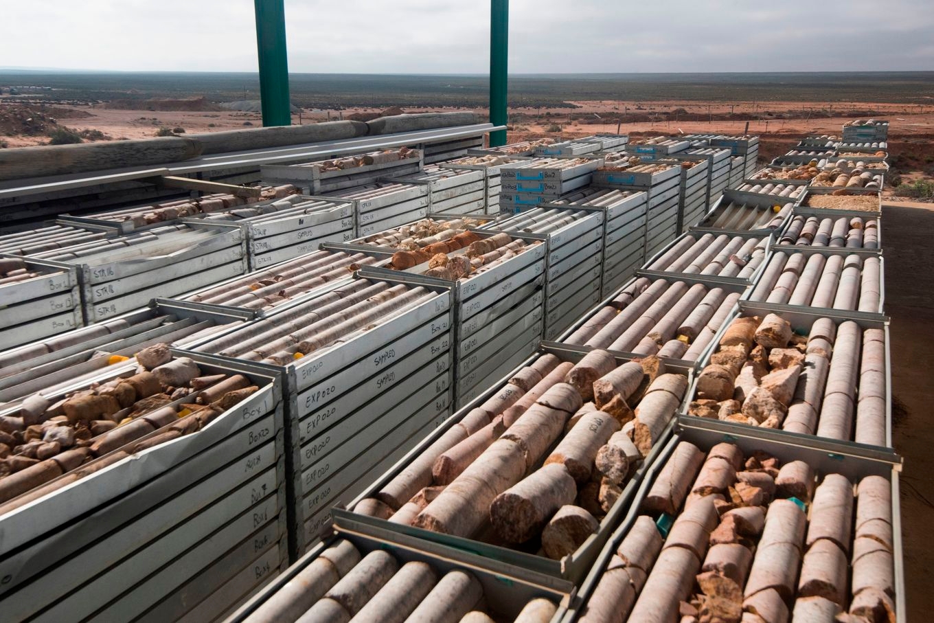 Malmprover vid en gruva i Sydafrika. Så kallade sällsynta jordartsmetaller finns faktiskt på ganska många platser, men Kina har närmast monopol på bearbetning och raffinering. Foto:  Rodger Bosch/AFP via Getty Images