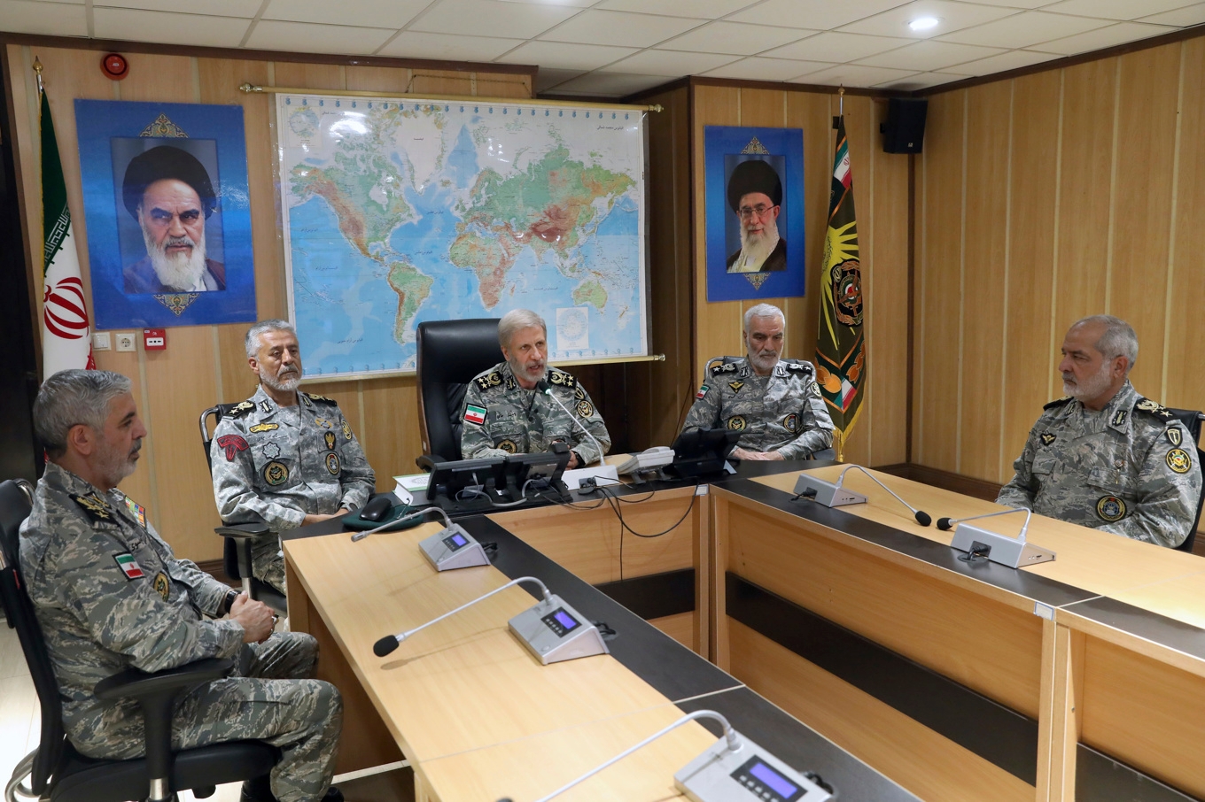 Irans militärledning i möte i Teheran. Bilden distribueras av iranska myndigheter på måndagen, men det framgår inte när den är tagen. Foto: Irans armé via AP/TT