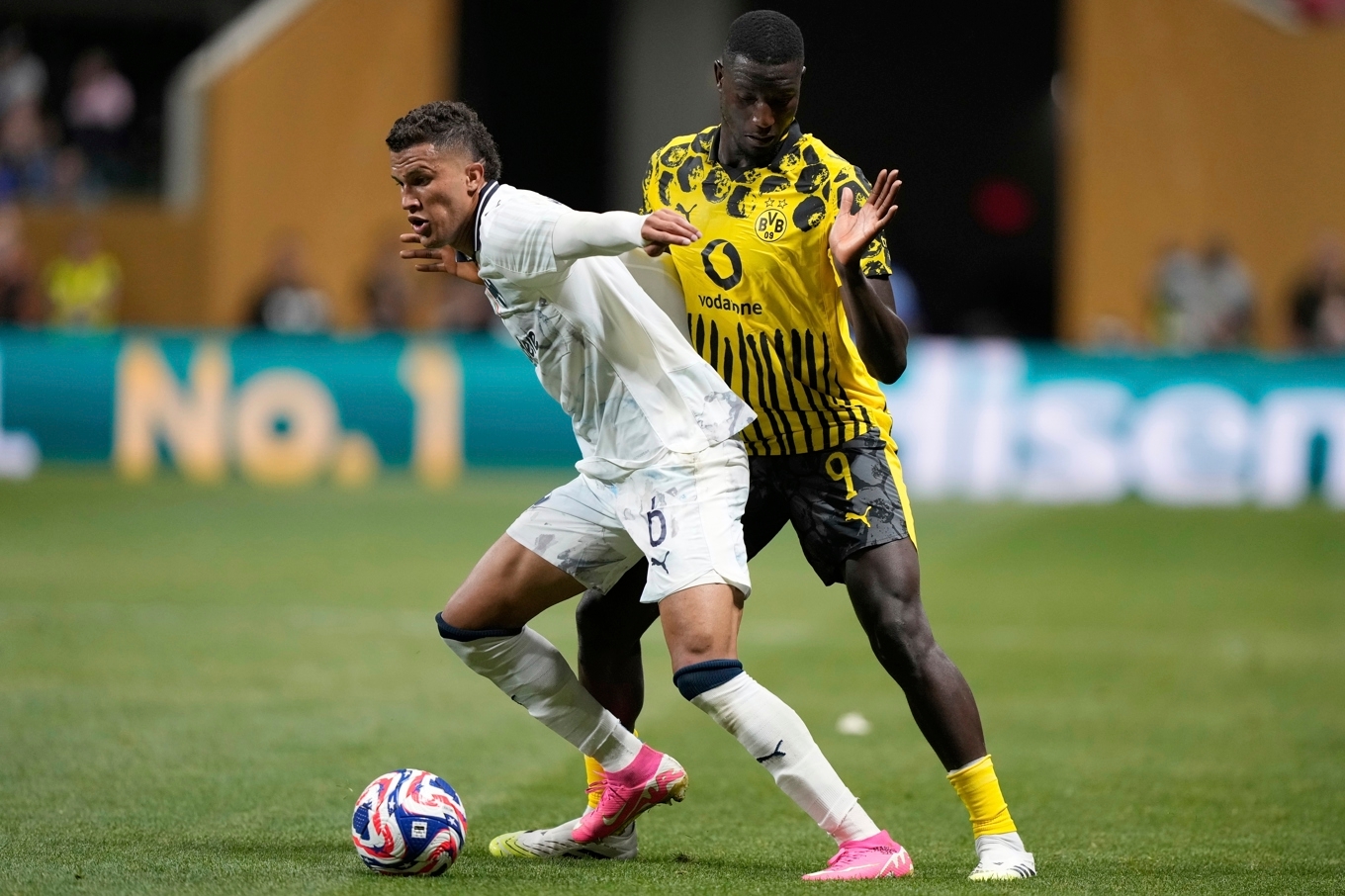 Monterreys Nelson Deossa och Dortmunds Serhou Guirassy i närkamp under klubblags-VM. Foto: Brynn Anderson/AP/TT