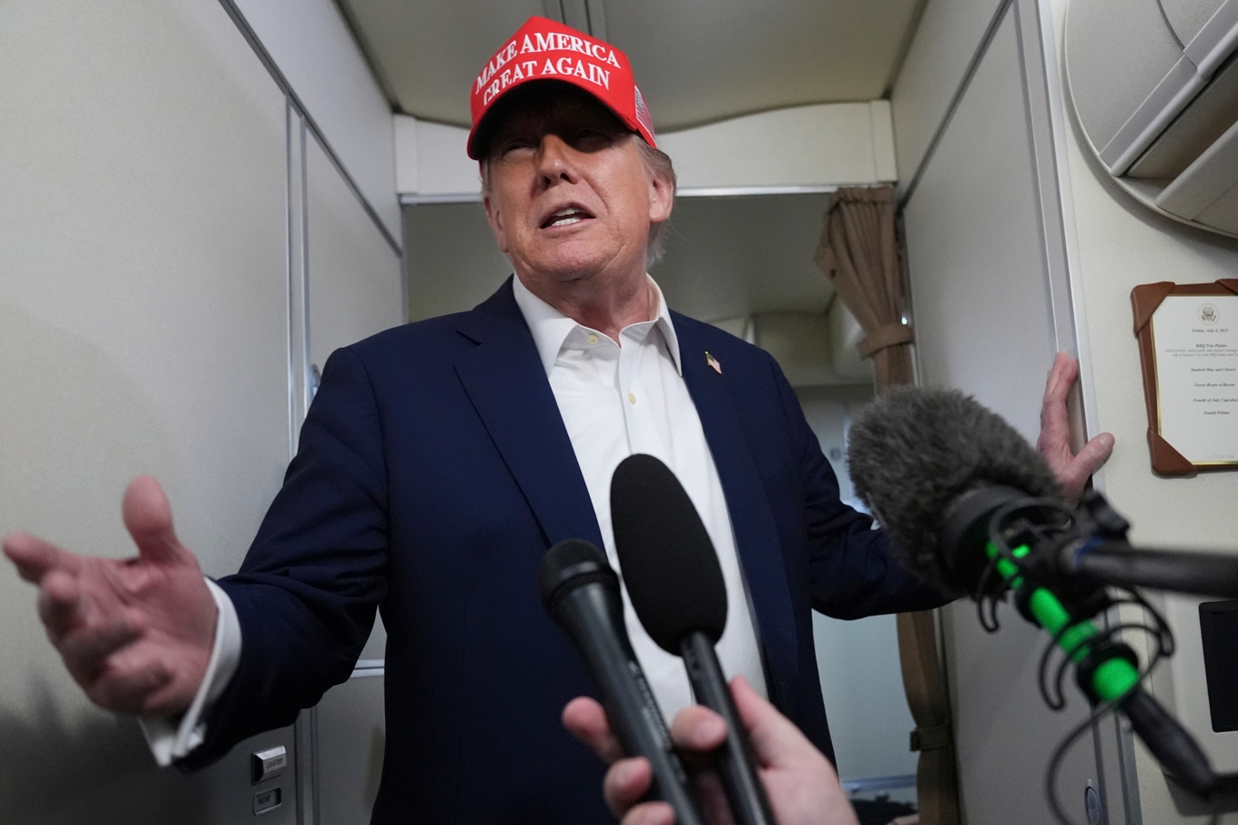 President Donald Trump frågas ut på sitt presidentflyg. Foto: Jacquelyn Martin/AP/TT