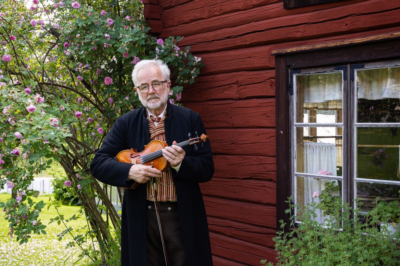 Riksspelmannen Kent Leonardsson i Norrbärkedräkt. Foto: Privat