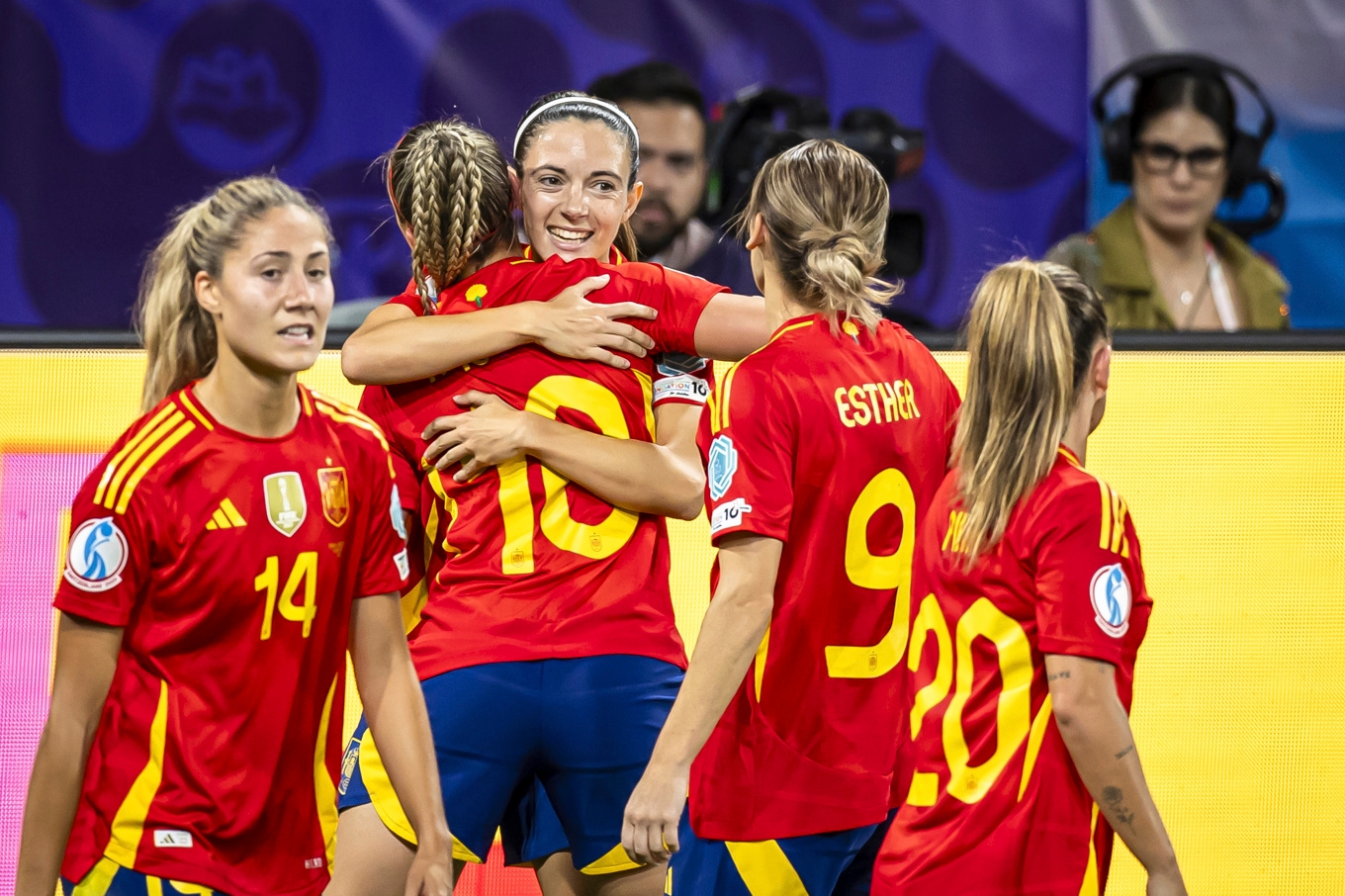 Spanien jublar efter Athenea Del Castillos viktiga 1–0-mål mot Schweiz. Foto: Michael Buholzer/AP/TT
