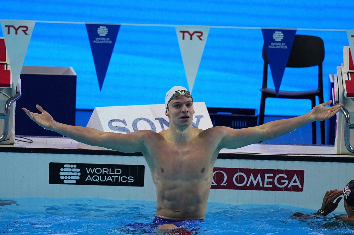 Leon Marchand firar sitt nya världsrekord på 200 meter medley i VM i Singapore. Foto: Ng Han Guan/AP/TT