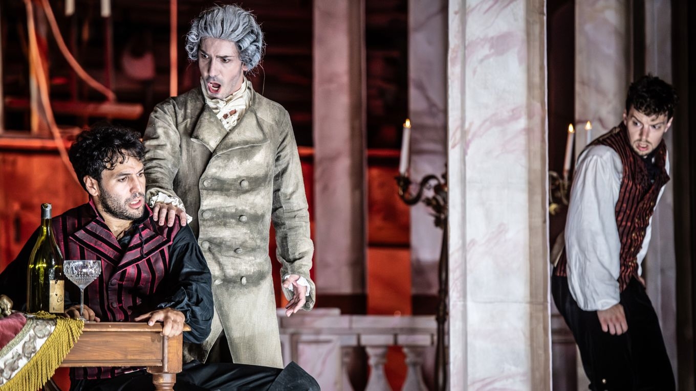 Timothée Varon i titelrollen, Rocco Lia som kommendören och Erik Rosenius som Leporello vid premiären på ”Don Giovanni”. Foto: Martin Hellström