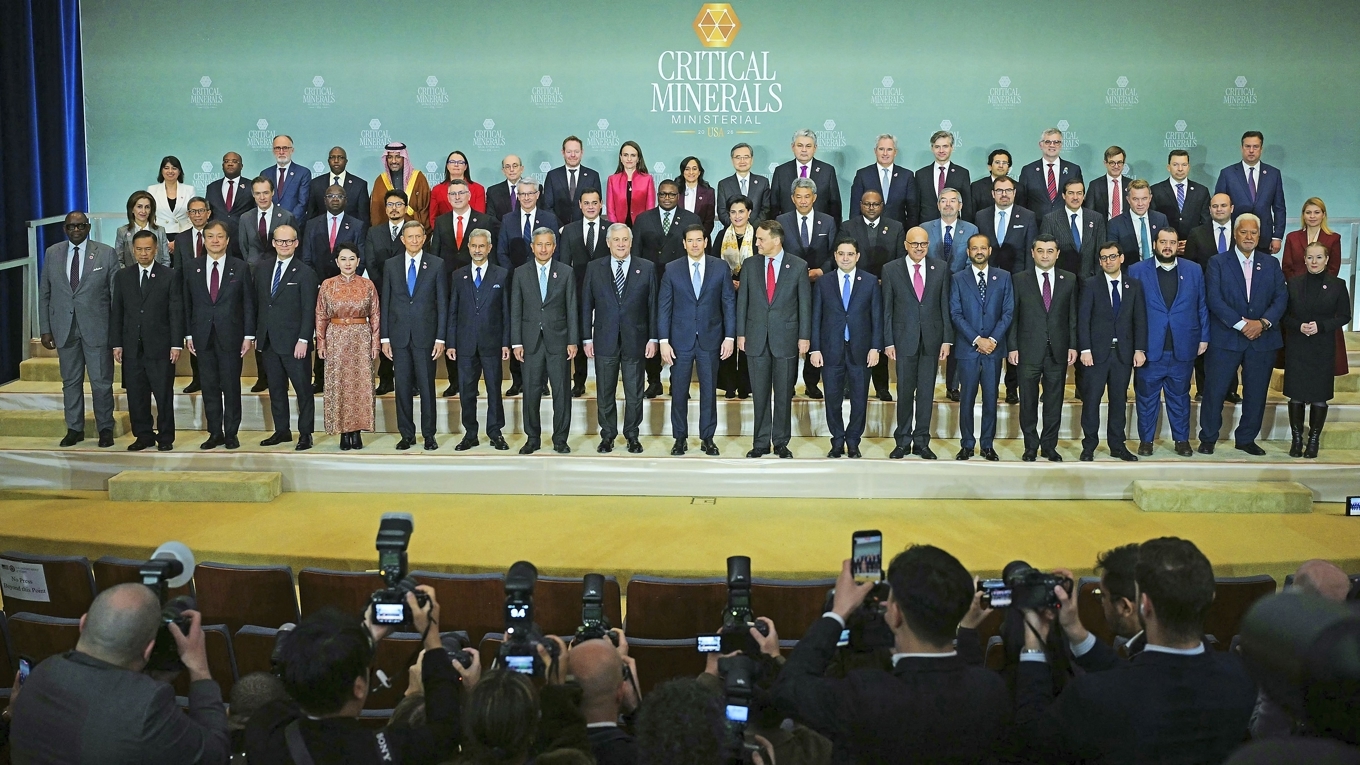 ”Familjefoto” från ministermötet om kritiska mineraler i Washington D.C. den 4 februari. Foto: Oliver Contreras/AFP via Getty Images