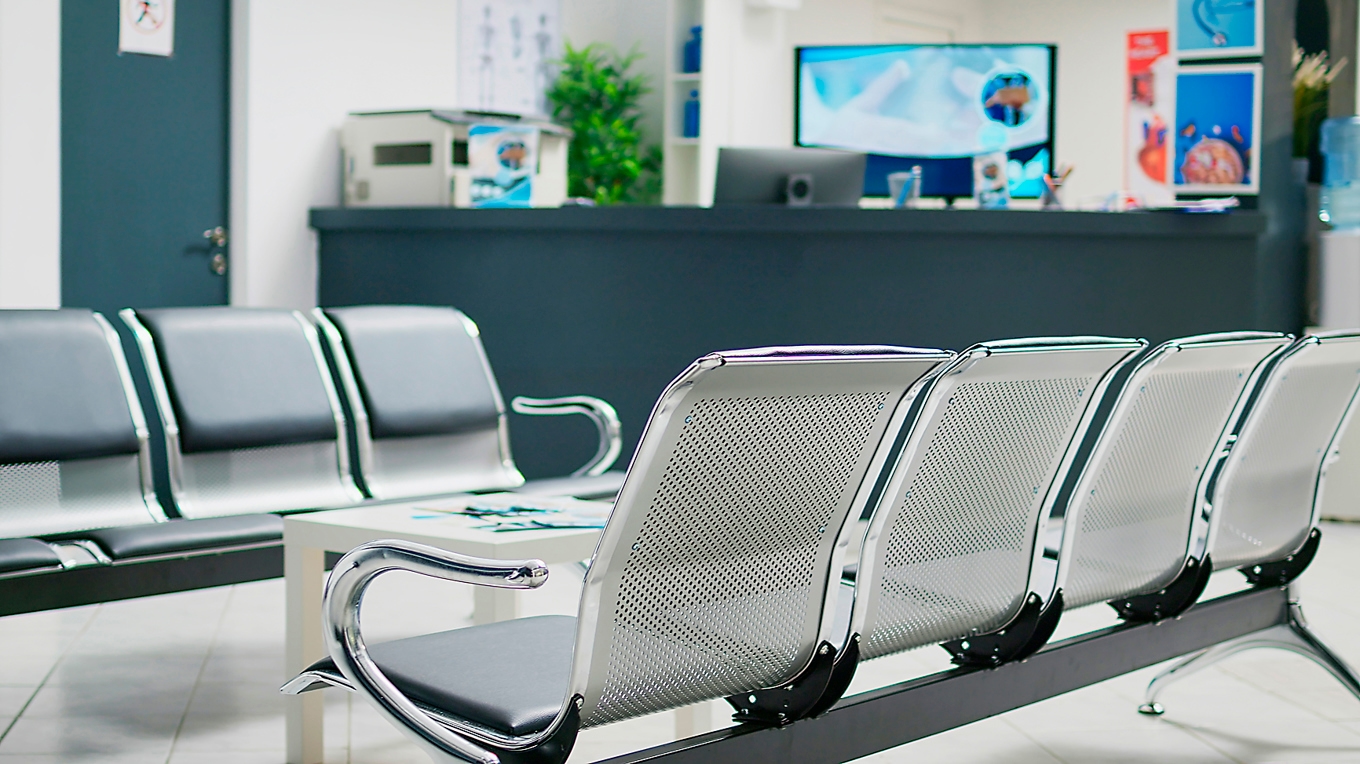 Privata sjukvårdsförsäkringar har vuxit fram som en parallell lösning i ett system där många patienter väntar länge på vård. Foto: Shutterstock